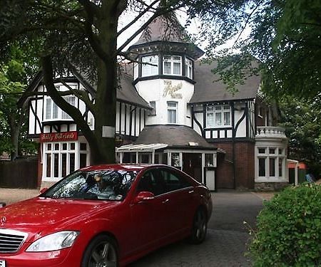 Pines Hotel Luton Airport Exterior photo