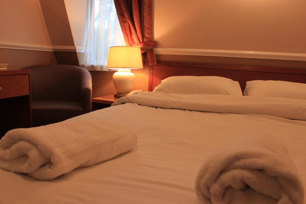 Pines Hotel Luton Airport Room photo
