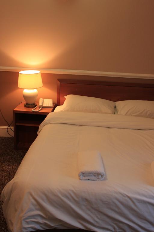 Pines Hotel Luton Airport Room photo