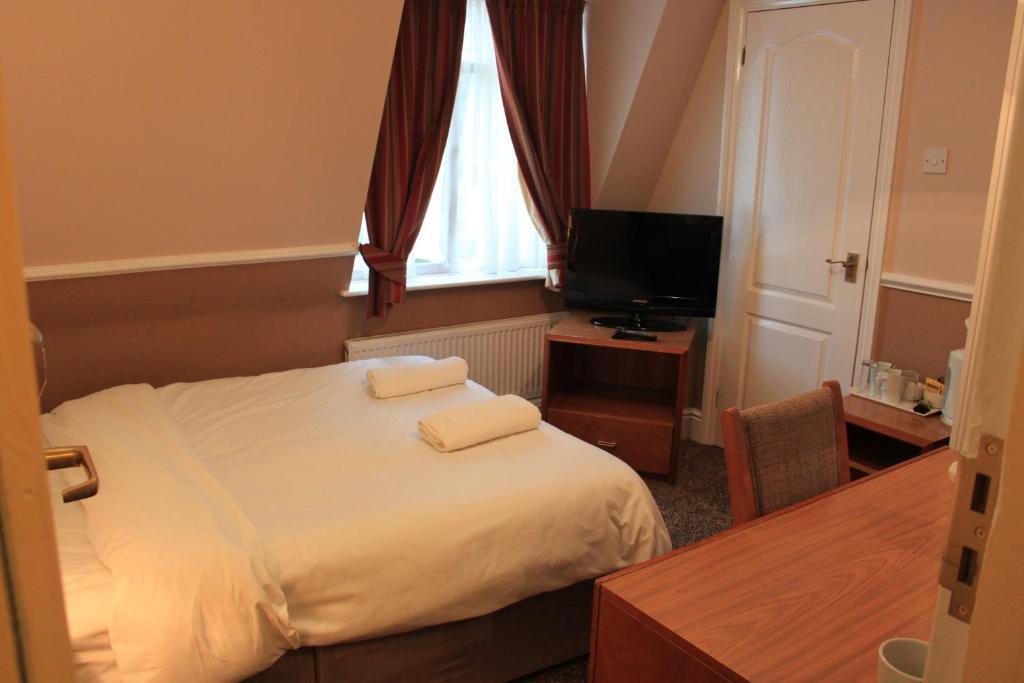 Pines Hotel Luton Airport Room photo