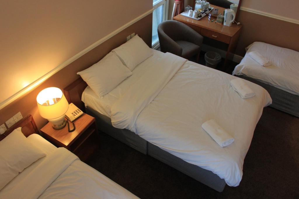 Pines Hotel Luton Airport Room photo