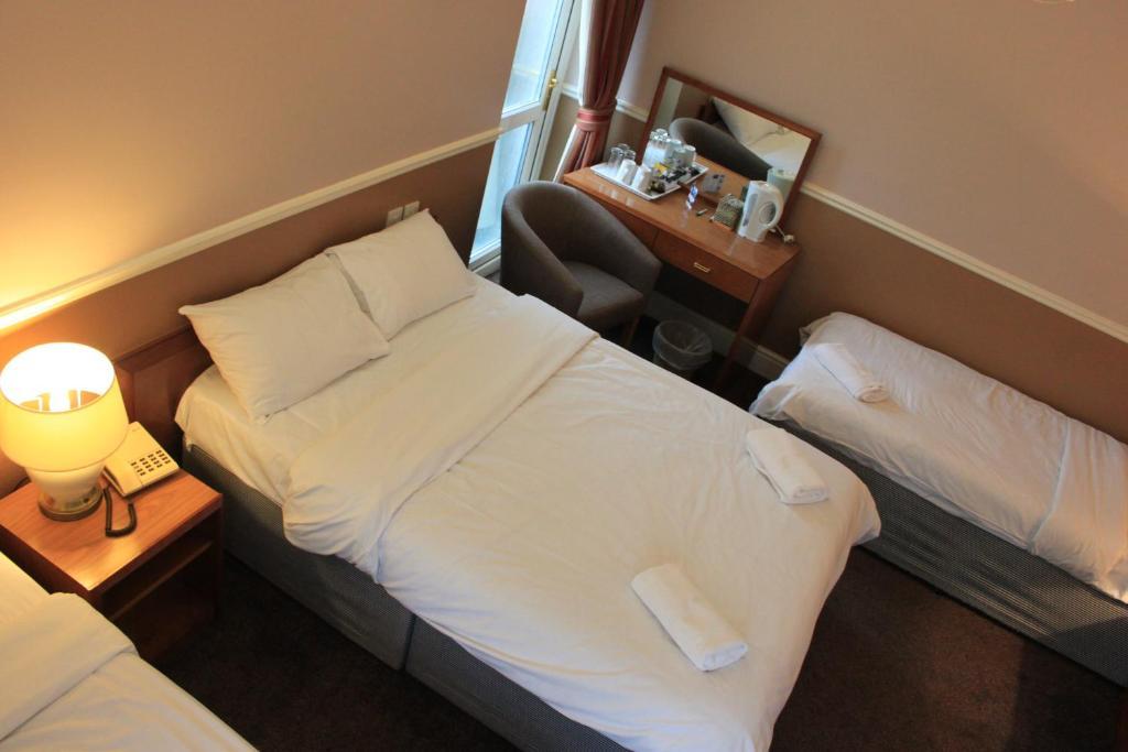 Pines Hotel Luton Airport Room photo
