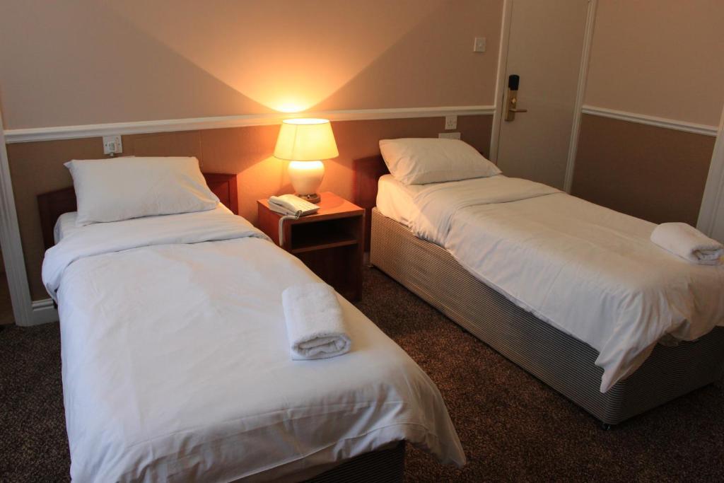 Pines Hotel Luton Airport Room photo