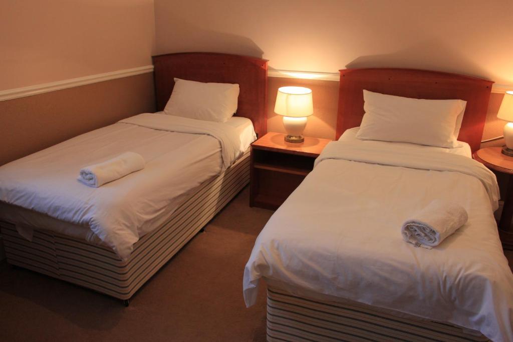 Pines Hotel Luton Airport Room photo