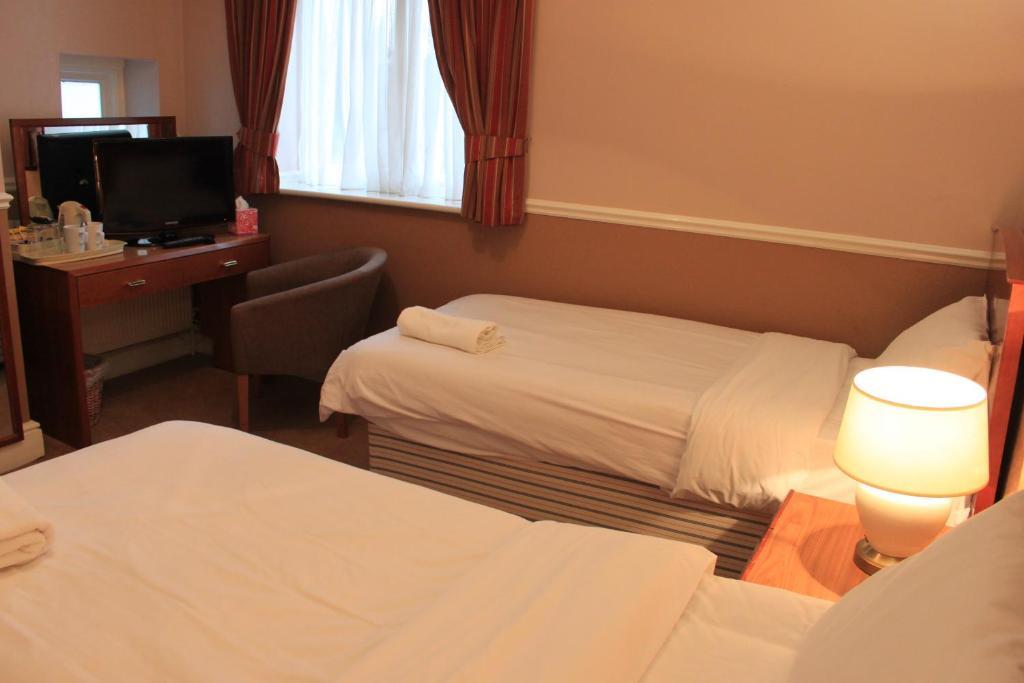 Pines Hotel Luton Airport Room photo