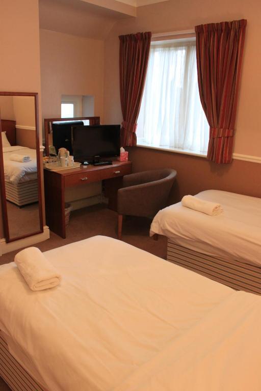 Pines Hotel Luton Airport Room photo