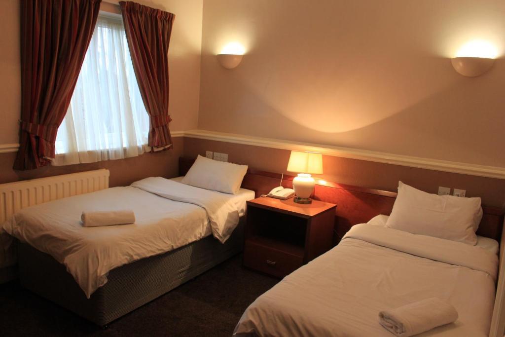 Pines Hotel Luton Airport Room photo