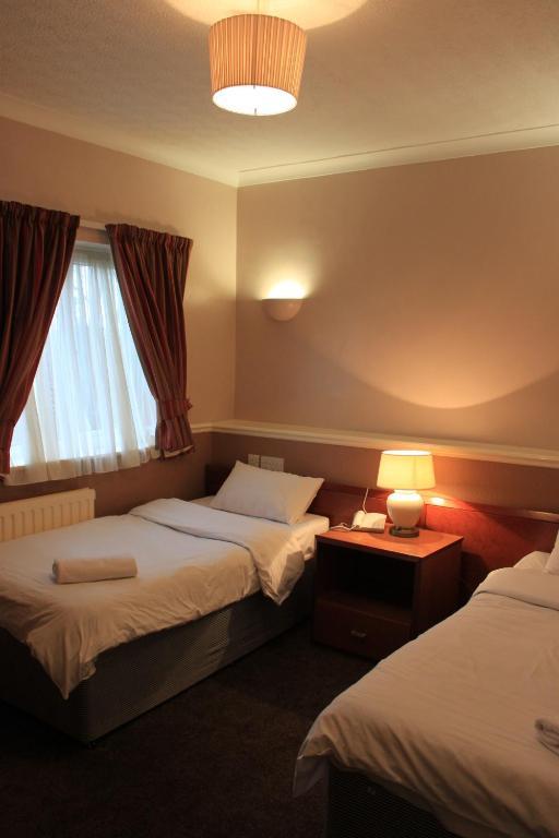 Pines Hotel Luton Airport Room photo