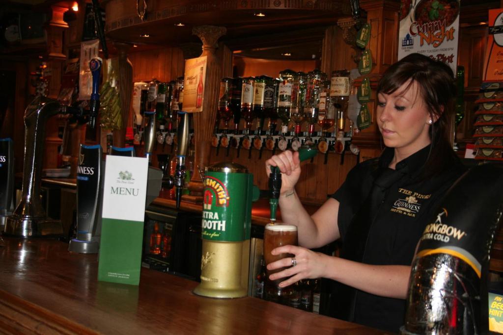 Pines Hotel Luton Airport Exterior photo