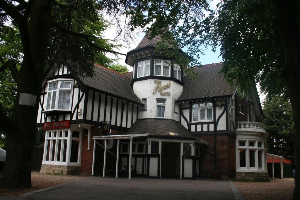 Pines Hotel Luton Airport Exterior photo