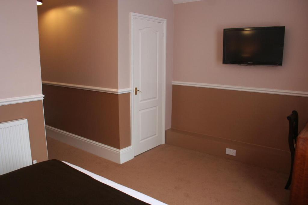 Pines Hotel Luton Airport Room photo