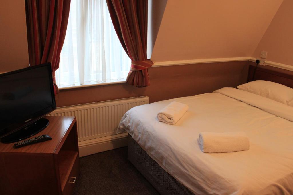 Pines Hotel Luton Airport Room photo
